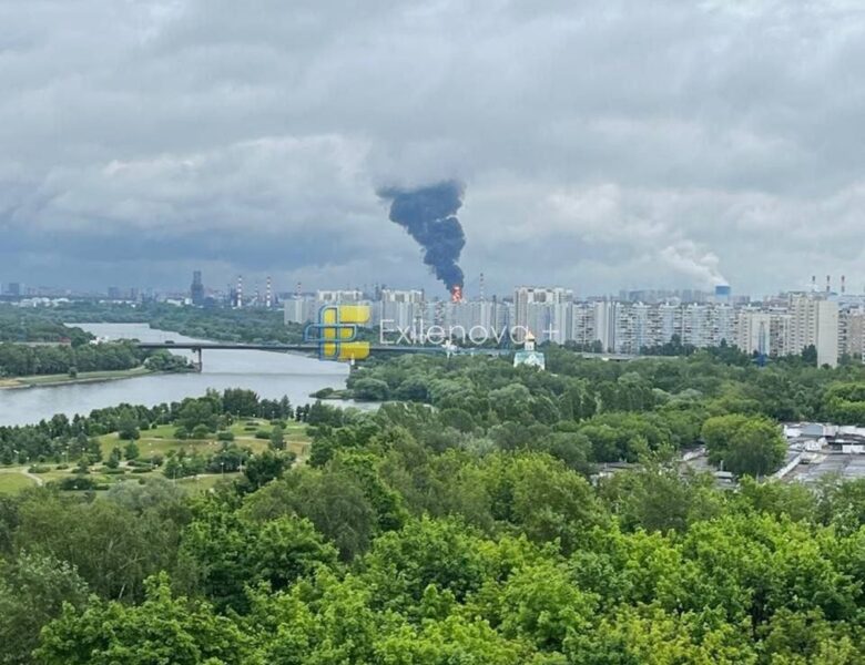 Столицю РФ атакують дрони, палає її найбільший НПЗ