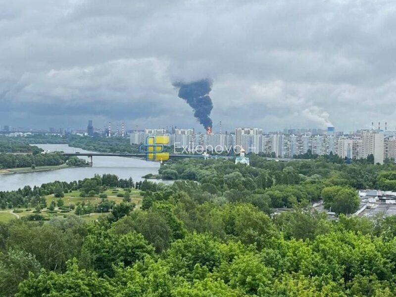Столицю РФ атакують дрони, палає її найбільший НПЗ