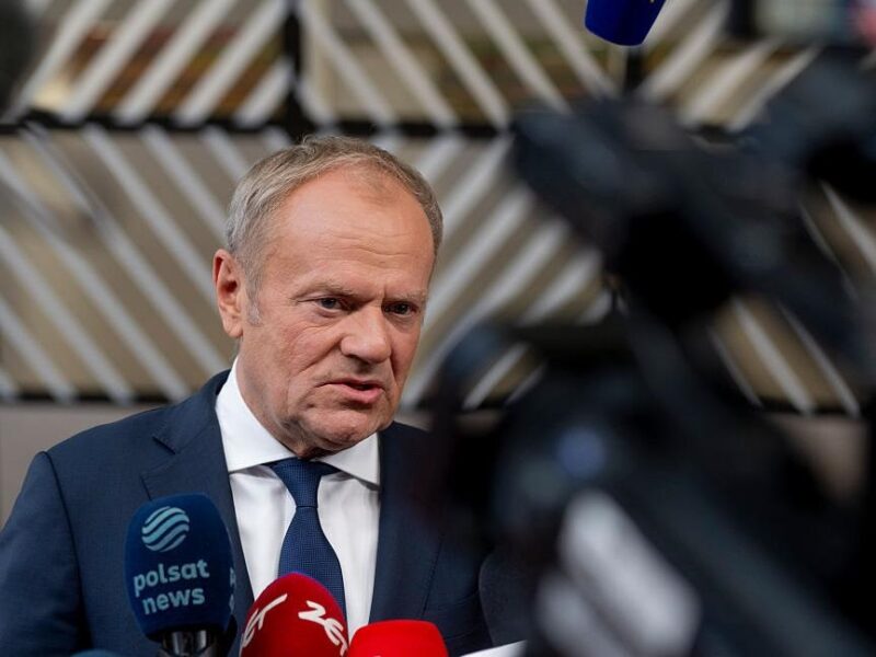 Туск відреагував на позбавлення Зеленського Ордена Білого Орла