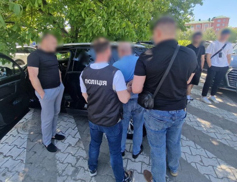 У Чернівцях псевдогенерал за $6000 “знімав” із військового обліку