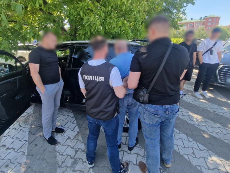 У Чернівцях псевдогенерал за $6000 “знімав” із військового обліку
