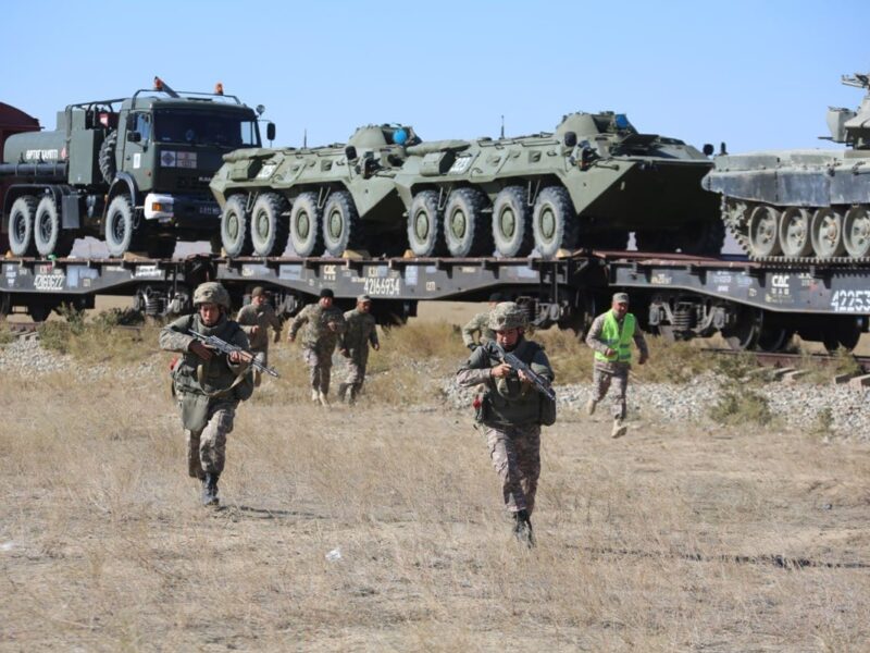 У Казахстані проходять військові навчання