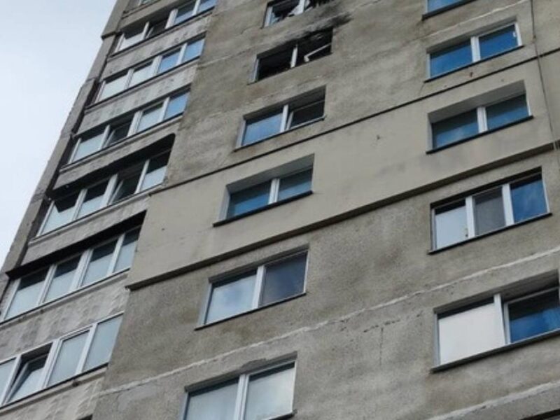 У Харкові дрон РФ вдарив по багатоповерхівці