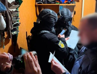 У Києві 18-річний хлопець “продавав” військовим ЗСУ неіснуючі пікапи