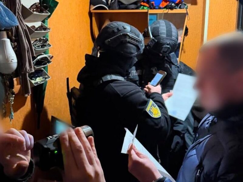 У Києві 18-річний хлопець “продавав” військовим ЗСУ неіснуючі пікапи