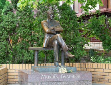 У Києві демонтували памʼятник Булгакову