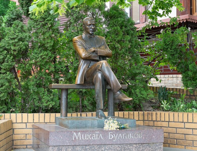 У Києві демонтували памʼятник Булгакову