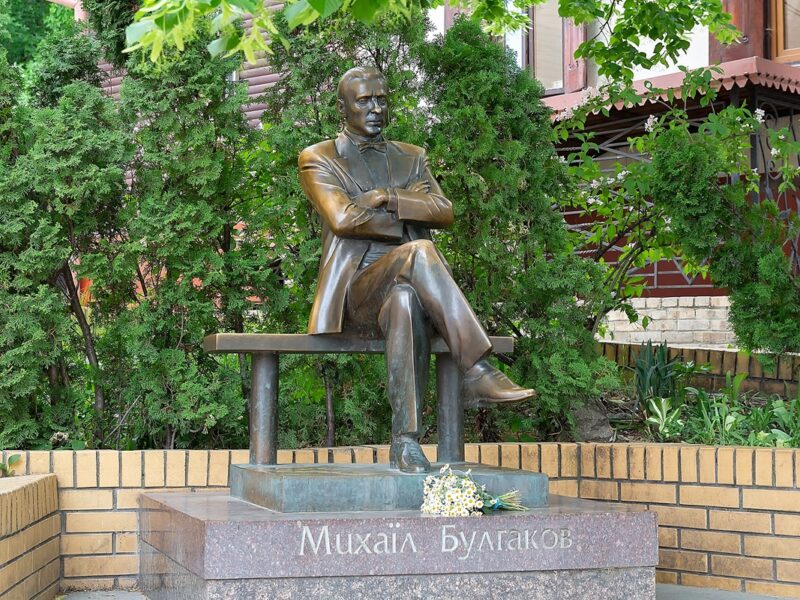 У Києві демонтували памʼятник Булгакову