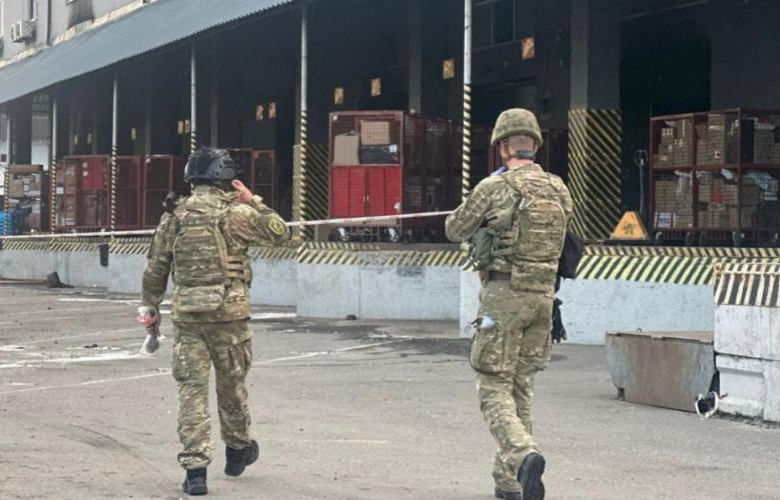 У Києві під час огляду посилки на пошті стався вибух, є загиблий і поранені