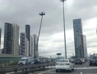 У Москві з’являються автовишки з військовими для відстрілу дронів