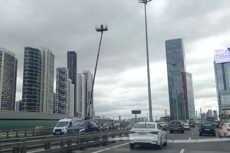 У Москві з’являються автовишки з військовими для відстрілу дронів