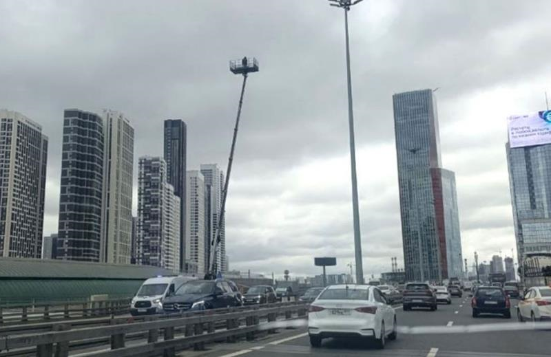 У Москві з’являються автовишки з військовими для відстрілу дронів