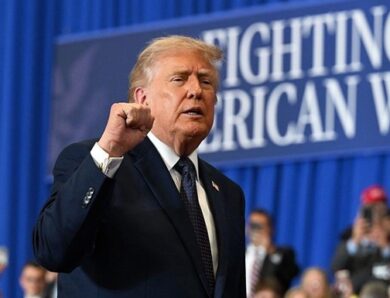 У США суд заборонив Трампу втручатися у вибори