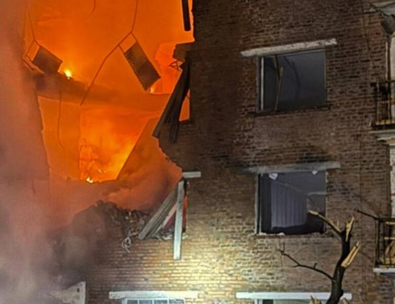 У Сумах дрон РФ влучив у балкон багатоповерхівки