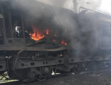 У Запоріжжі дрон РФ влучив в електровоз Укрзалізниці