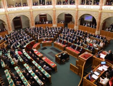 Угорські депутати скоротили собі зарплати