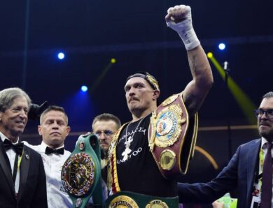 Усик відмовився від усіх чемпіонських поясів