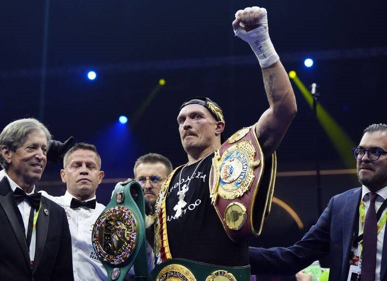 Усик відмовився від усіх чемпіонських поясів