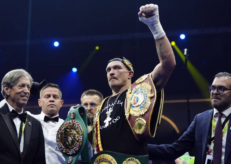 Усик відмовився від усіх чемпіонських поясів