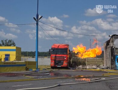 В Одесі “шахед” атакував АЗС: загорівся газовоз