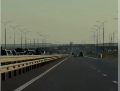 З Криму масово виїжджають люди, на Кримському мосту кількатисячні черги
