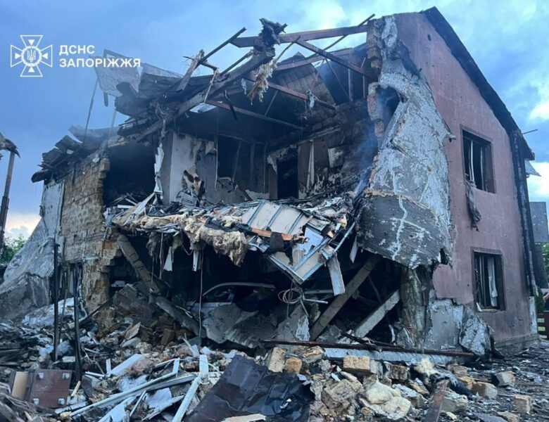 Запоріжжя: РФ знищила дім і СТО, на Хортиці пожежа