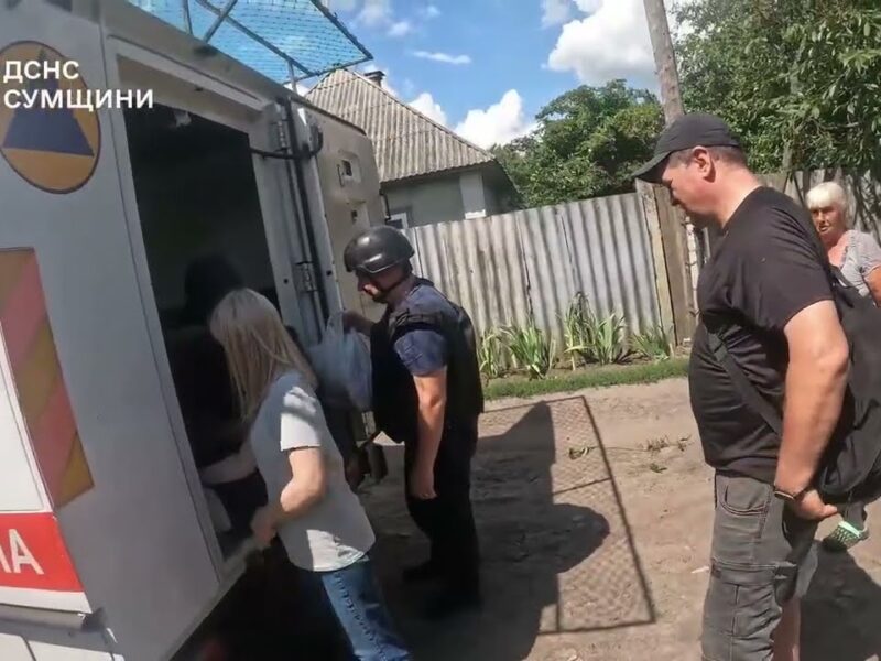 Евакуаційна група ДСНС «Фенікс» вивезла з прикордонної Сумщини 3 людей