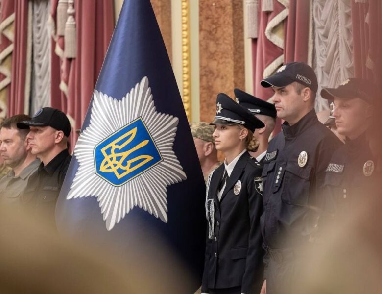 Президент Володимир Зеленський вручив державні нагороди поліцейським та воїнам підрозділів поліції