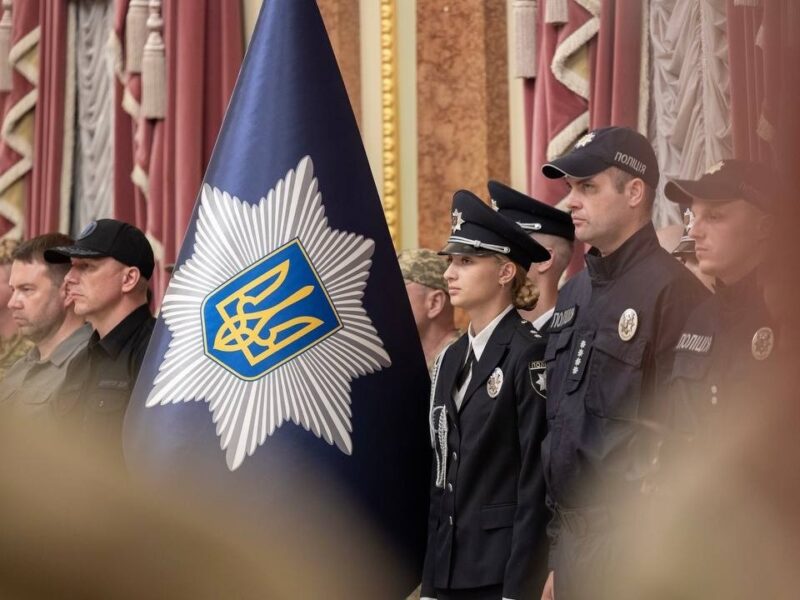 Президент Володимир Зеленський вручив державні нагороди поліцейським та воїнам підрозділів поліції