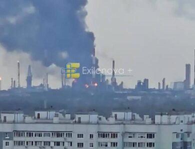 Атака дронів. Горить найбільший НПЗ в Росії