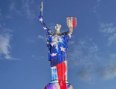 Батьківщину-мати підсвітили у кольори прапора США