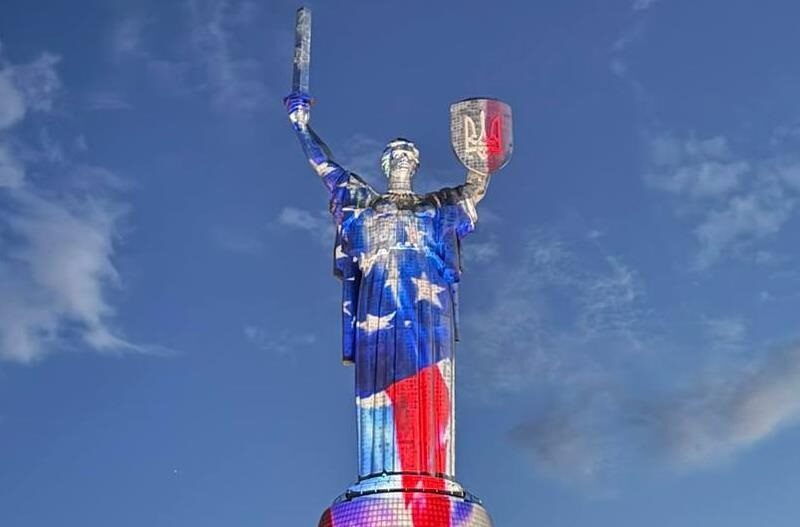Батьківщину-мати підсвітили у кольори прапора США