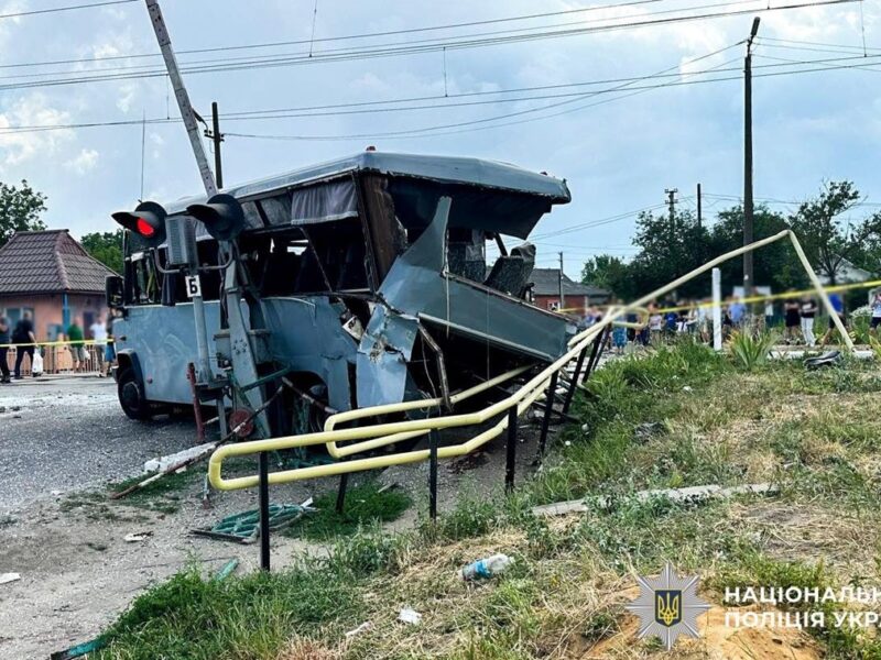 Біля Рівного поїзд врізався у маршрутку, є жертви