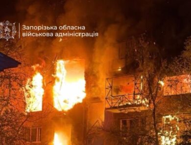 БПЛА влучив у багатоповерхівку у Запоріжжі