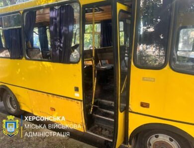 Дрон РФ атакував маршрутку у Херсоні: є жертви