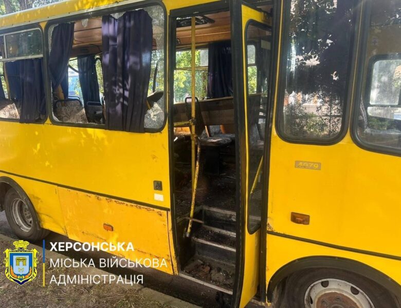 Дрон РФ атакував маршрутку у Херсоні: є жертви