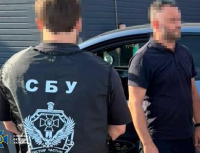 Двох посадовців митної служби викрили на корупційних схемах