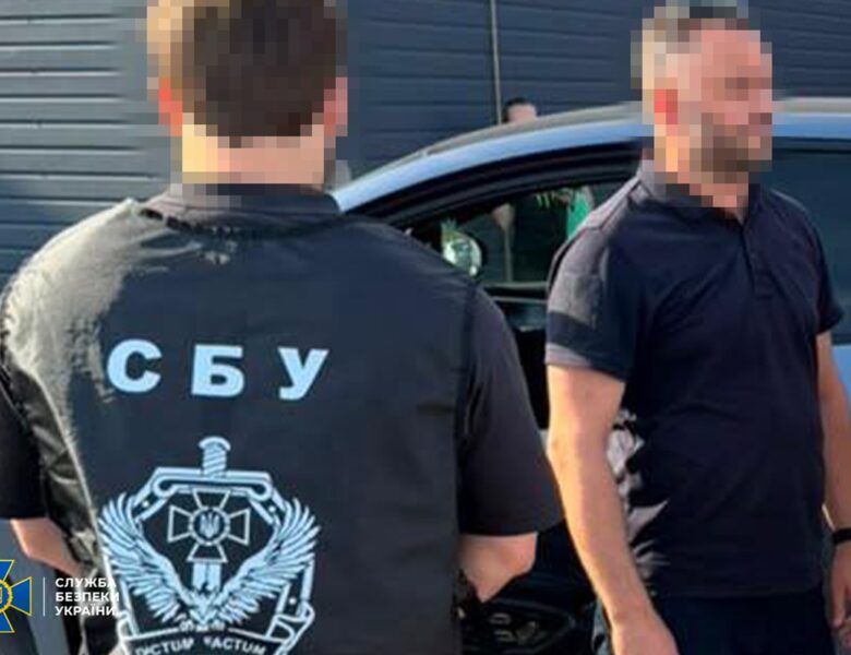 Двох посадовців митної служби викрили на корупційних схемах