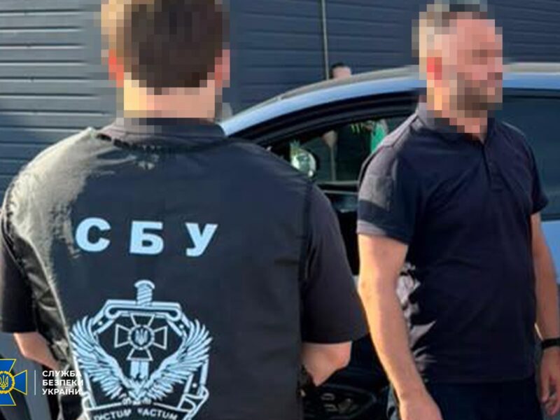 Двох посадовців митної служби викрили на корупційних схемах