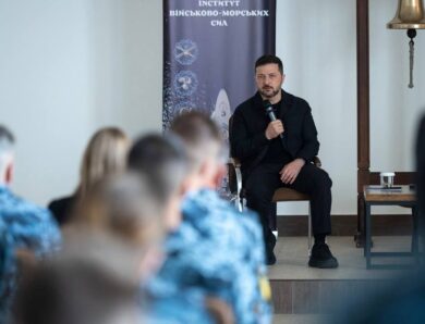Володимир Зеленський зустрівся з випускниками та курсантами Інституту Військово-Морських Сил