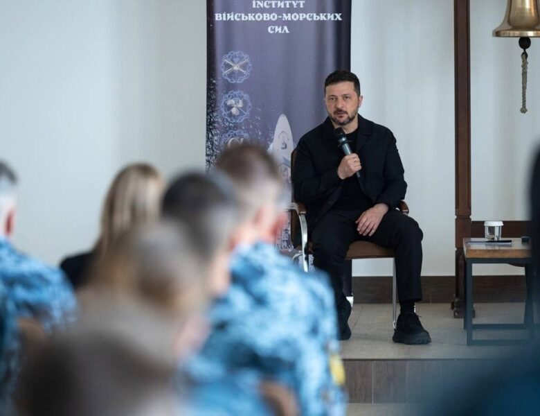 Володимир Зеленський зустрівся з випускниками та курсантами Інституту Військово-Морських Сил