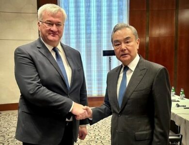 Голова МЗС Китаю запросив Сибігу до КНР