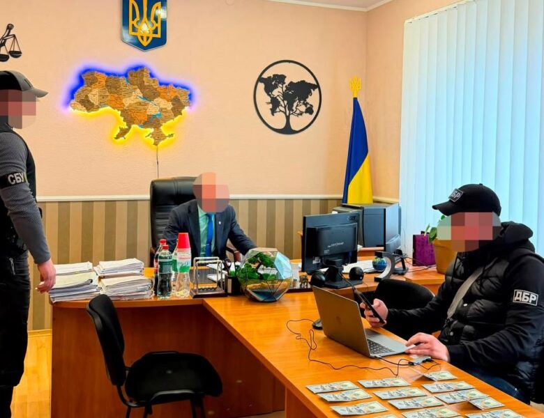 Хабар за “потрібне” рішення: викрито голову райсуду на Харківщині