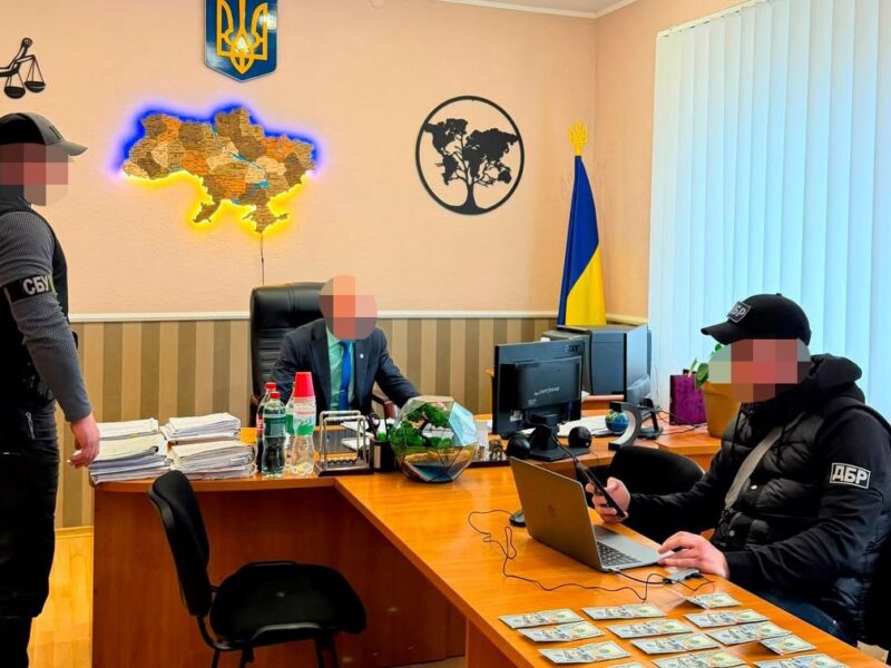 Хабар за “потрібне” рішення: викрито голову райсуду на Харківщині
