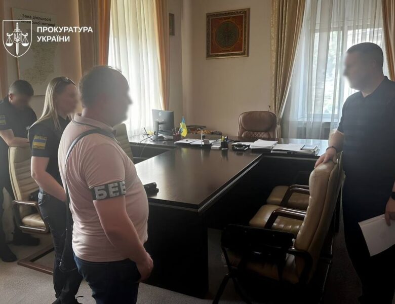 Мільйонні збитки: троє посадовців митниці отримали підозру