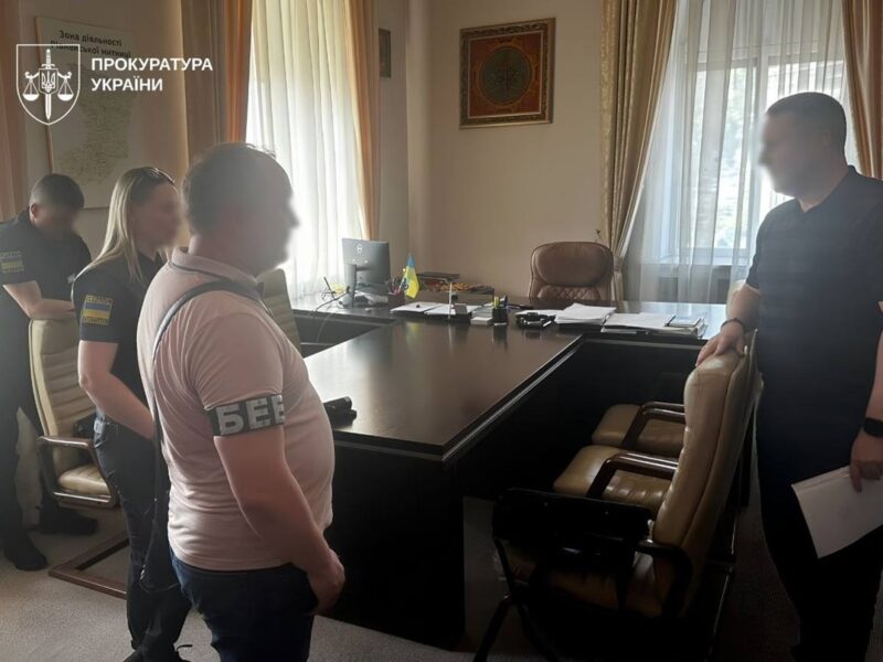 Мільйонні збитки: троє посадовців митниці отримали підозру