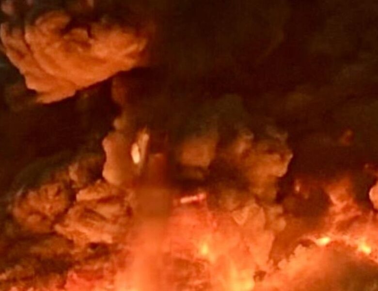На Дніпропетровщині масштабна пожежа через атаку РФ