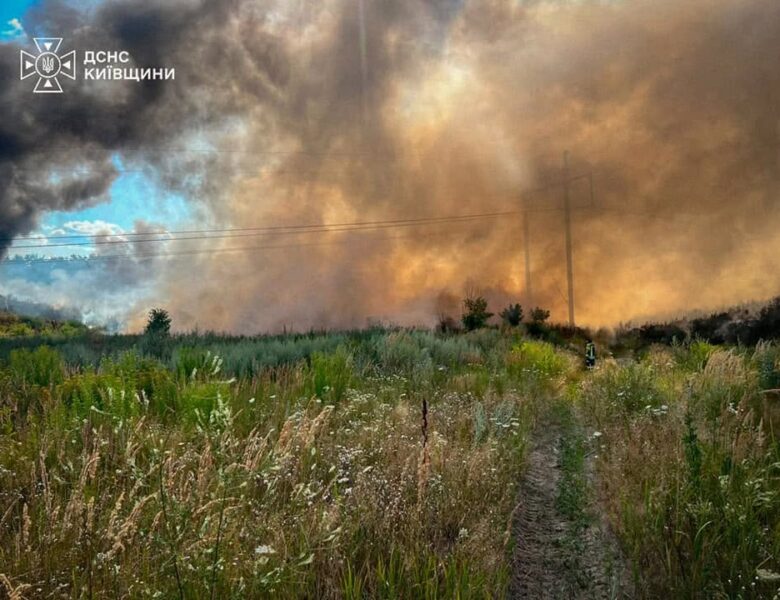 На Київщині другу добу гасять масштабну пожежу на сміттєзвалищі
