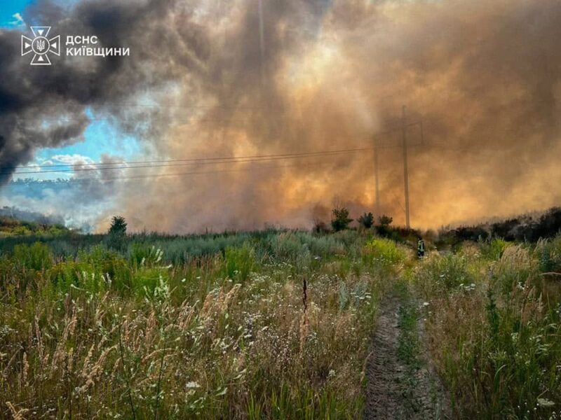 На Київщині другу добу гасять масштабну пожежу на сміттєзвалищі