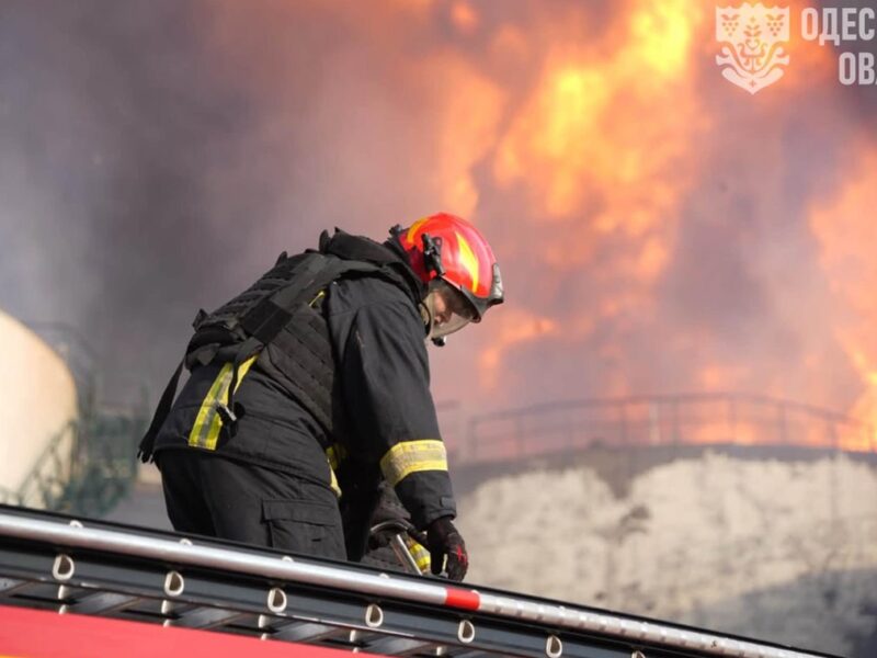 На Одещині росіяни влучили у резервуар із олією